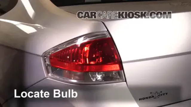 2008 Ford Focus SE 2.0L 4 Cyl. Coupe (2 Door) Éclairage Feux de marche arrière (remplacer une ampoule)